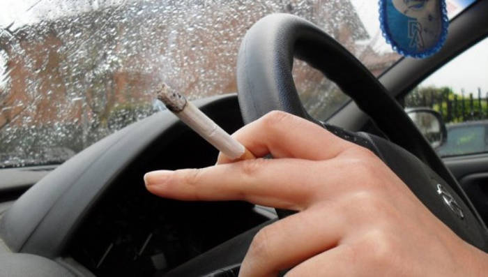 Proponen multas para conductores fumadores en Chihuahua